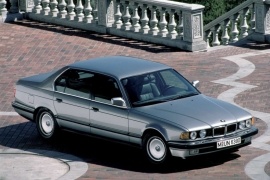 BMW 7 Series (E32) 750i 4AT (300 HP)